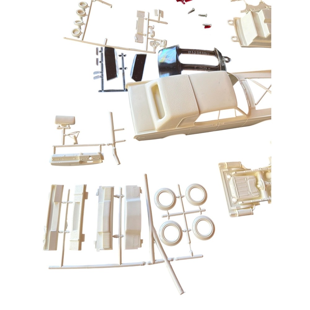 AMT Model Kit 1966 Lincoln Continental 1/25 Scale Gene Winfield Customizing - Picture 5 of 8